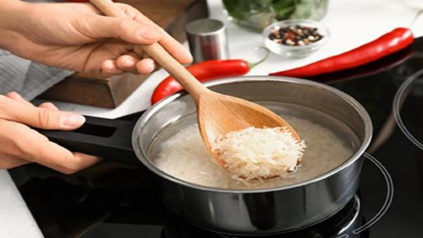 برنج را با آب سرد خیس کنیم یا آب گرم؟