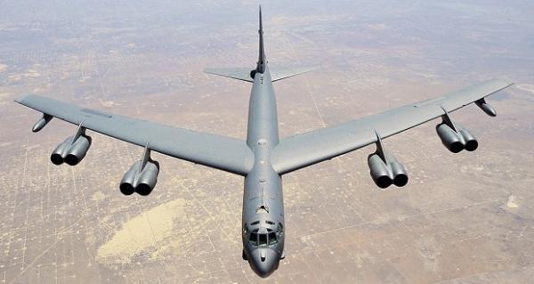 لحظه حمله بمب افکن نیروی هوایی آمریکا با دسته ای از پرندگان