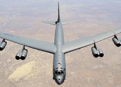 لحظه حمله بمب افکن نیروی هوایی آمریکا با دسته ای از پرندگان