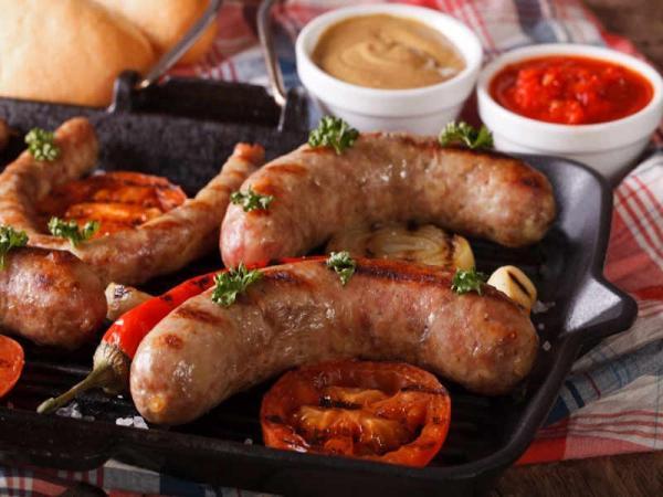 3 طرز تهیه سوسیس گوشت با کاور، در فر و لیوانی 3 طرز تهیه سوسیس گوشت با کاور، در فر و لیوانی